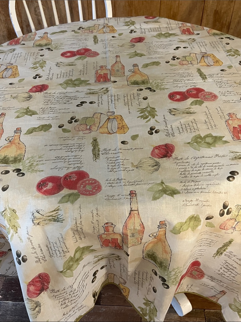 Vintage-Inspired Beige square Tablecloth with Tomato & Olive Print